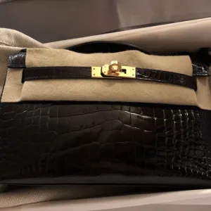 Hermès Kelly Pochette Bleu Marine Alligator Mississippi Lisse Gold Hardware GHW