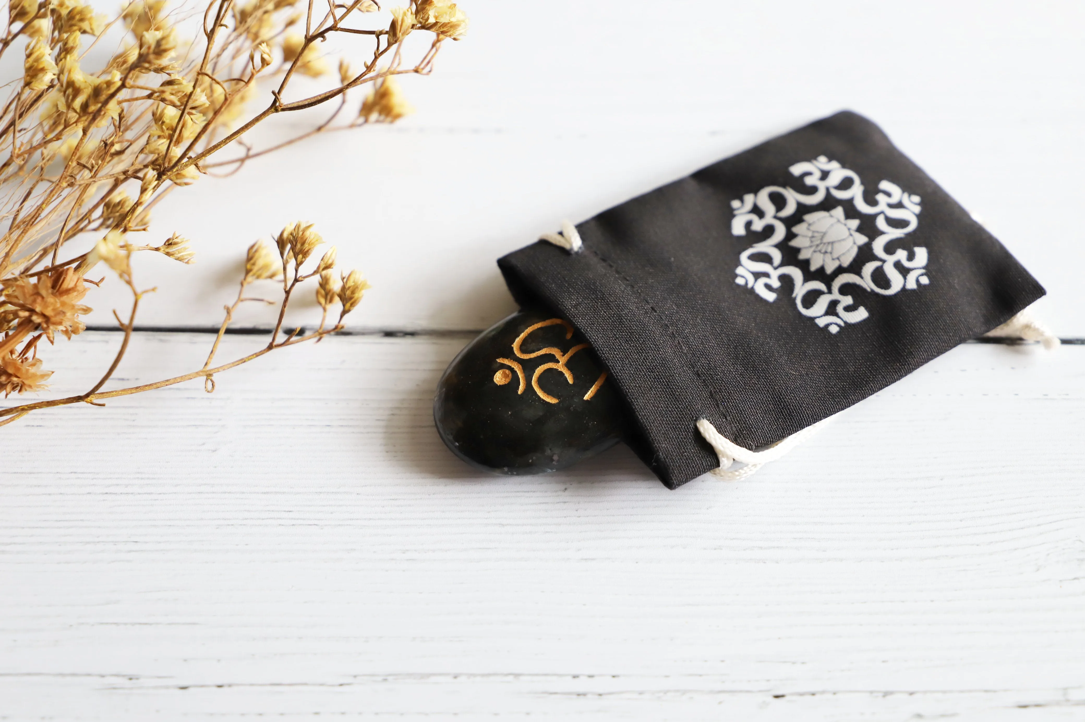 Larvikite gemstone palmstone | Om Symbol